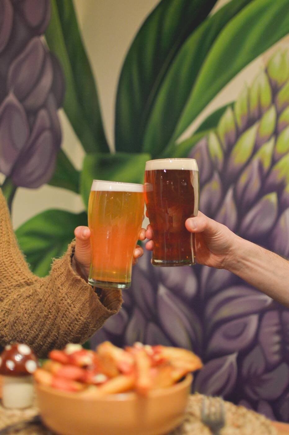 Brindis con dos pintas en La Tapioquería