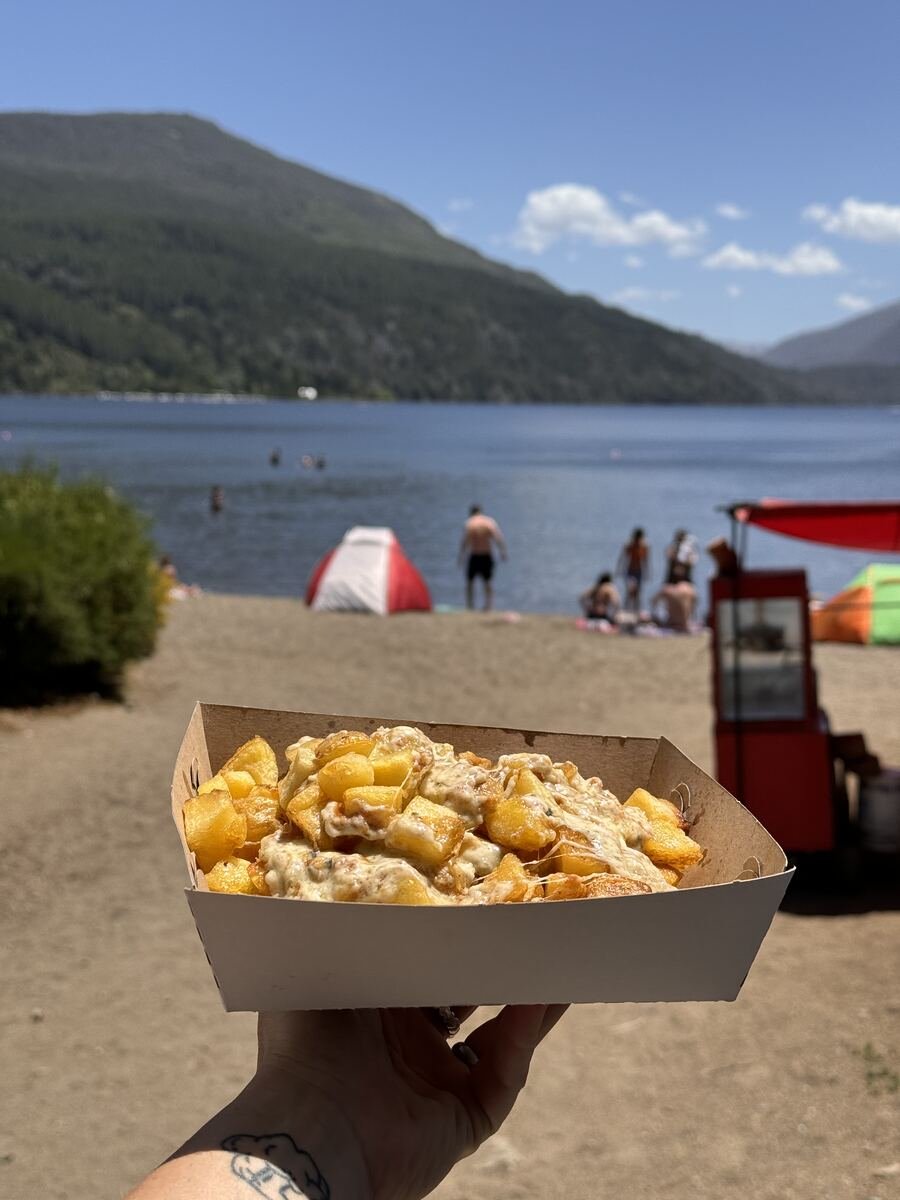 Papas del foodtruck con el Lago Lolog de fondo