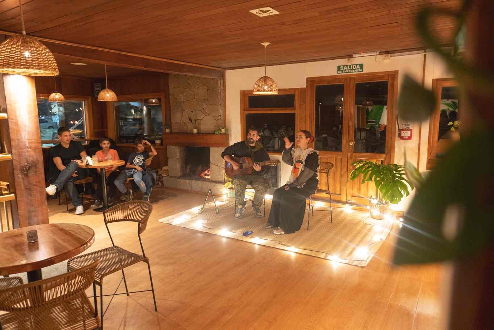 Fachada del resto bar de noche