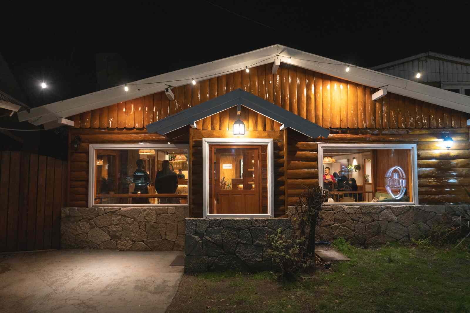 Salón y barra