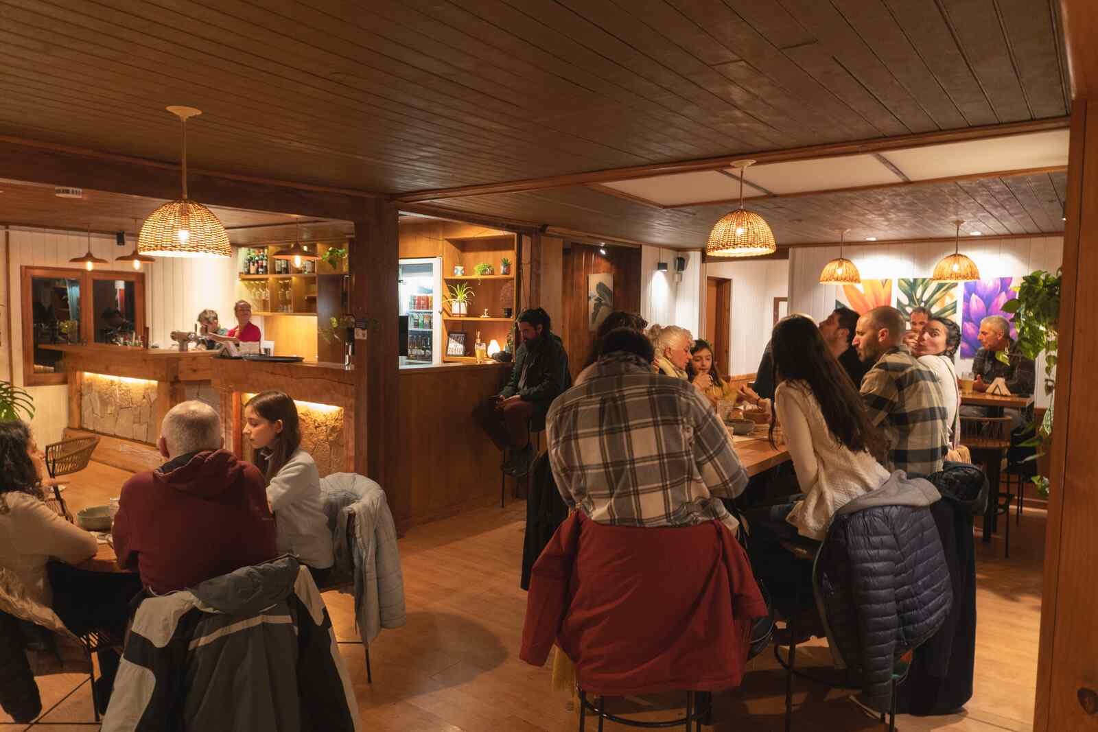 Mesa larga con amigos